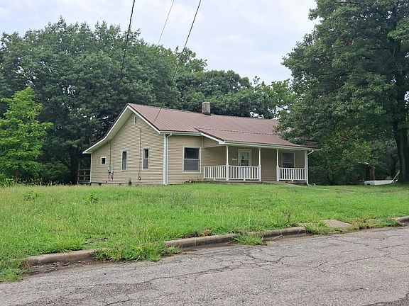 3rd image of 1015 3rd Ave W
