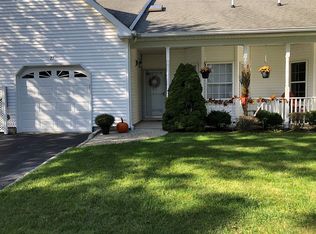 21 Oyster Cove Ln, Blue Point, NY 11715