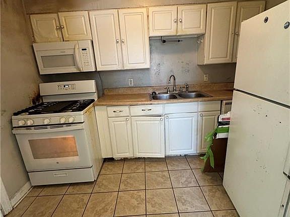 3rd image of 321 Beacon Rd