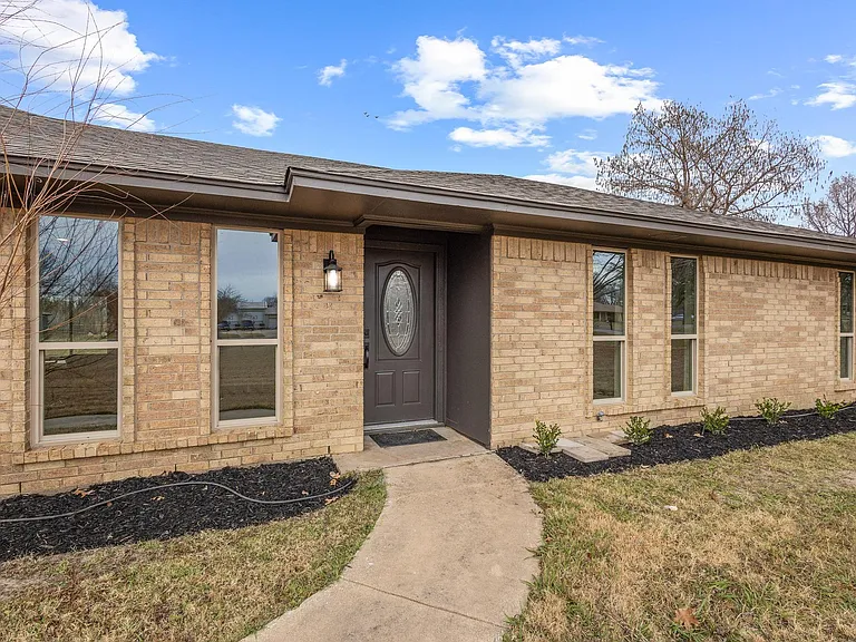 3327 Carriage Cir — Photo 6