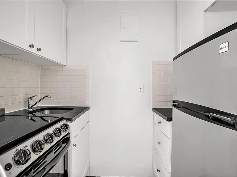 208 W 23rd St #914 — Photo 3