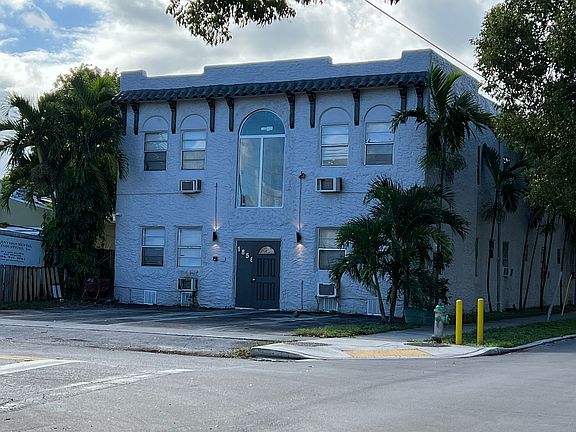 2nd image of 1856 Lincoln St #11