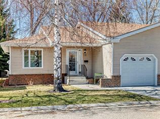 16 S Vandoos Gdns NW, Calgary, AB T3A 4W4