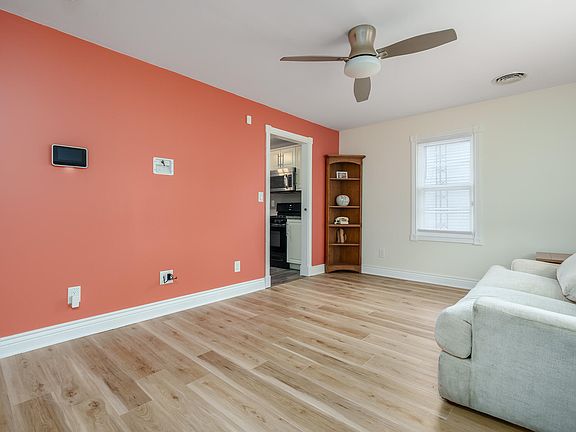 3rd image of 118 Broadway Blvd
