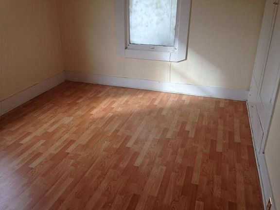 4th image of 306 2nd St NE
