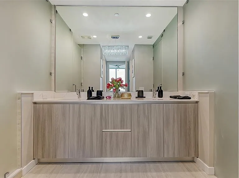 301 Quay Cmn #606 — Photo 11