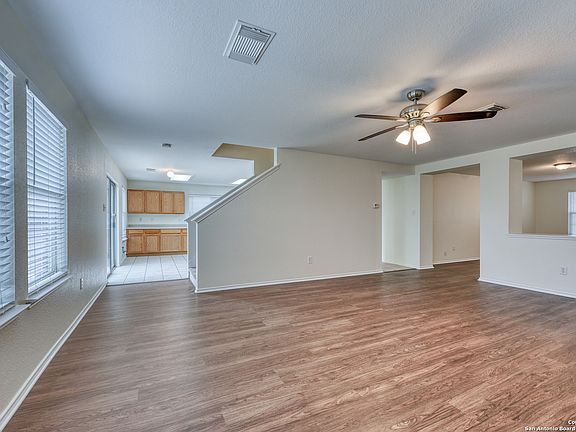 3rd image of 405 CENTROLOMA ST