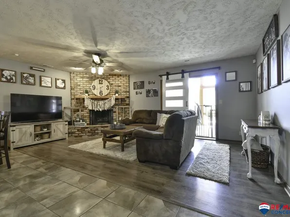 641 Lakeshore Dr, Lincoln, NE 68528