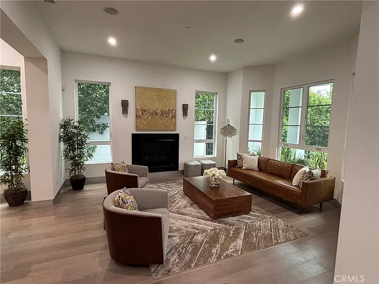 4435 Camellia — Photo 4