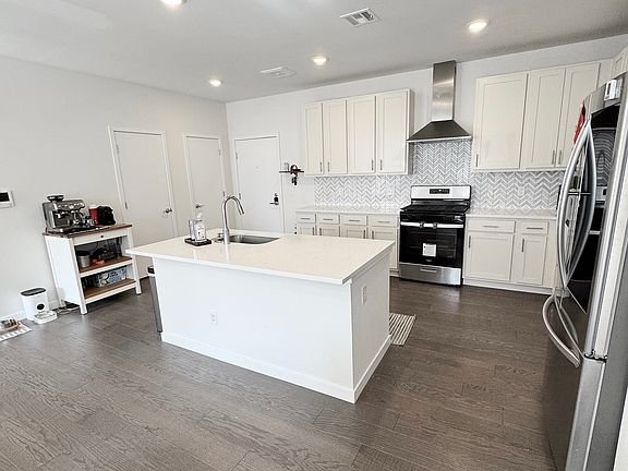 3rd image of 221 Lorhan Dr #221