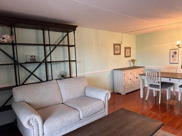 2 bed, 900 sqft, $3,100 — Photo 3