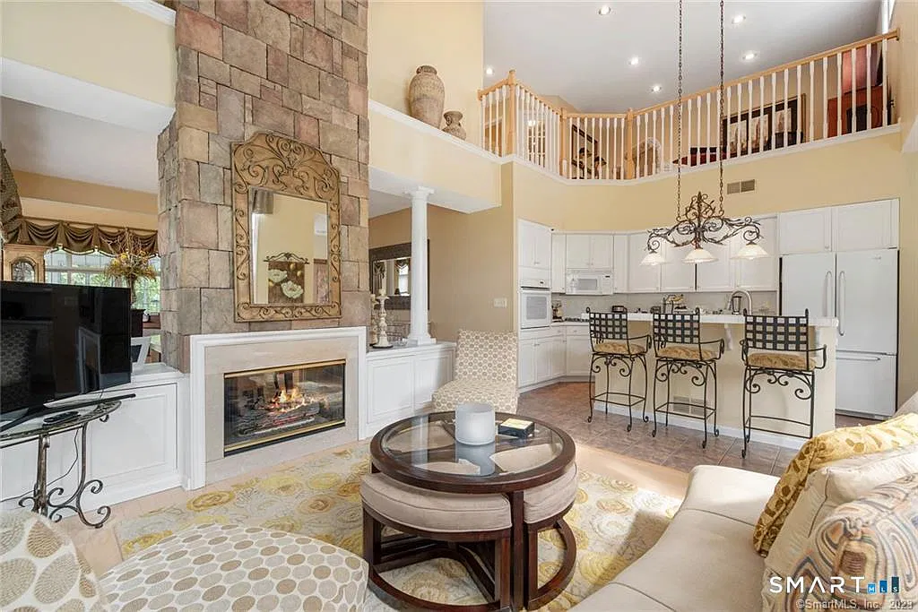 4 bed, 3.5 bath, 3334 sqft, $4,950 — Photo 2