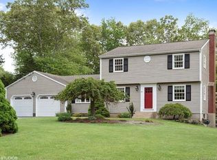 19 Roxbury Ct, Niantic, CT 06357