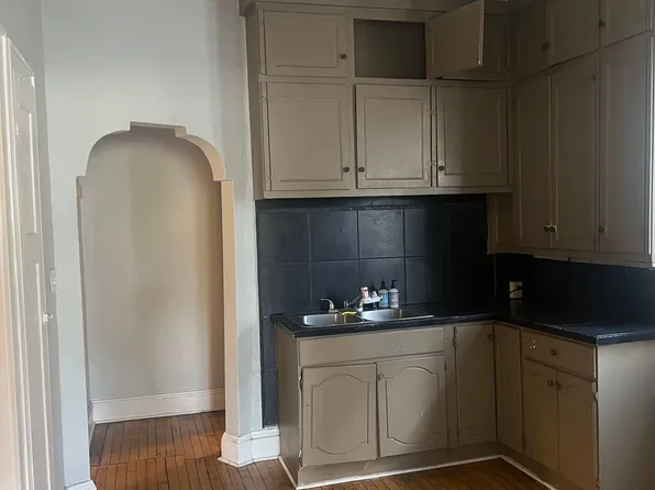 816 E Clarke St APT 1, Milwaukee, WI 53212