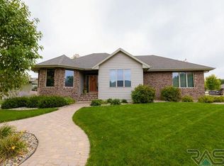 201 E Prairie Dr, Lennox, SD 57039