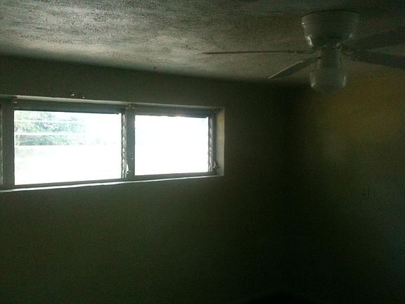 5th image of 827 Center Ave APT 1