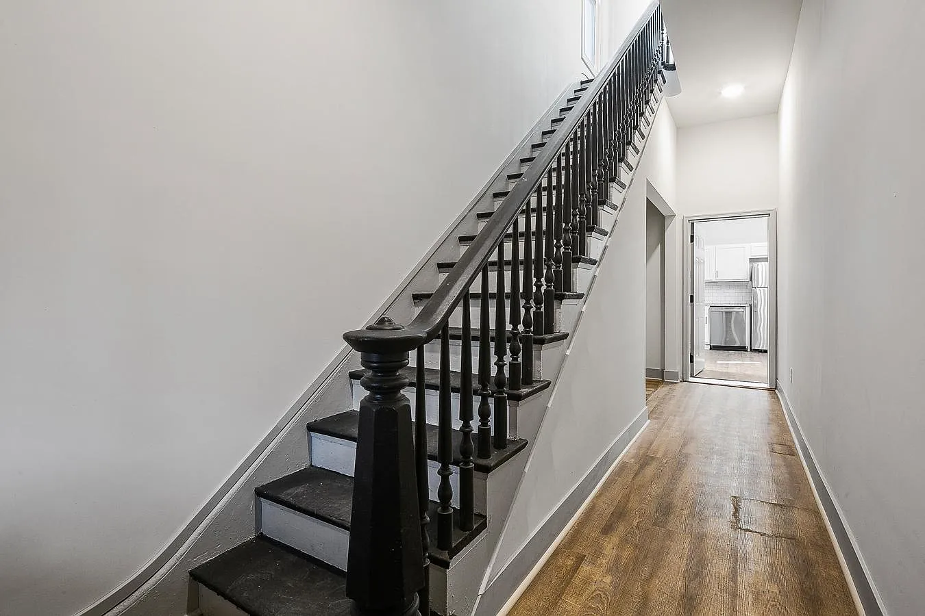 818 E Elm St — Photo 2