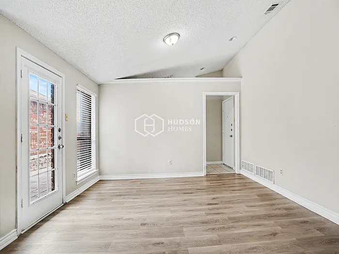 330 Bryant Ln — Photo 9