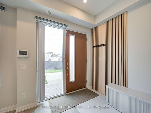 5th image of 1050 Portage Pkwy #Townhouse 33