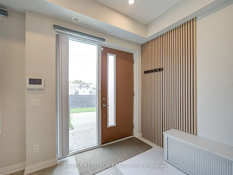 1050 Portage Pkwy #Townhouse 33 — Photo 5