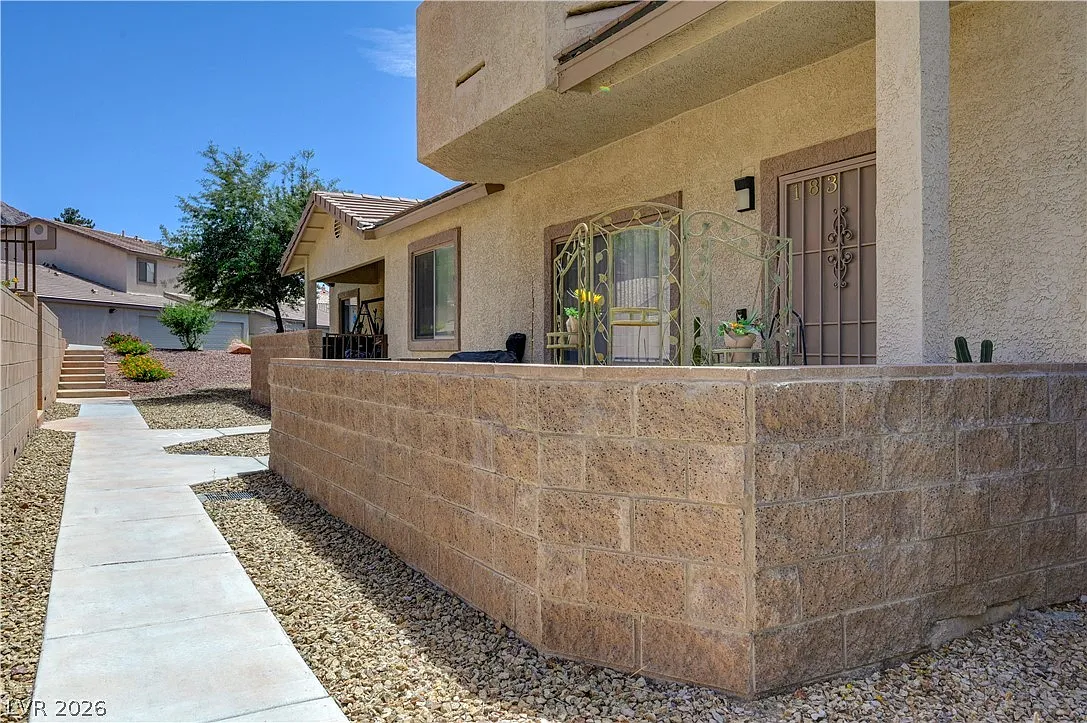3 bed, 2.5 bath, 1826 sqft, $2,100 — Photo 1