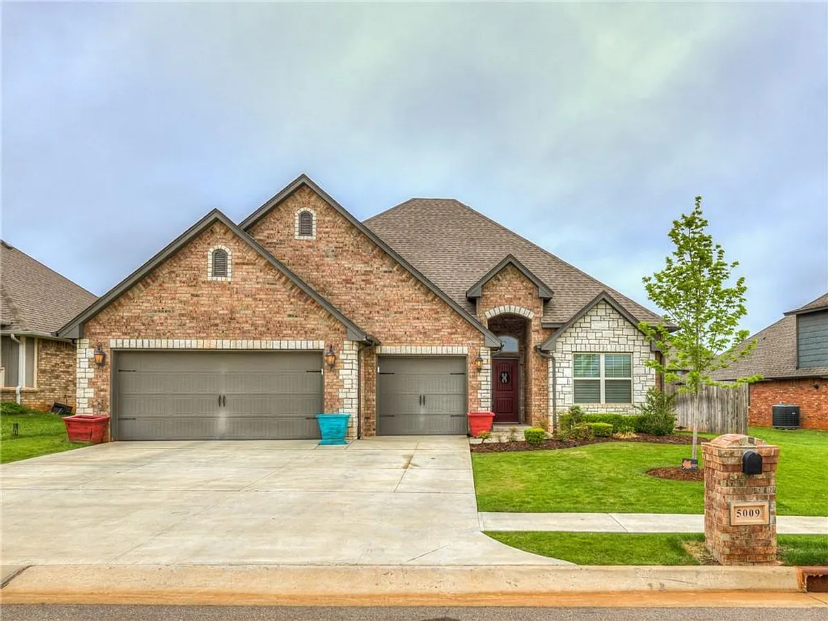 Building Photo - 5009 Crater Lake Dr