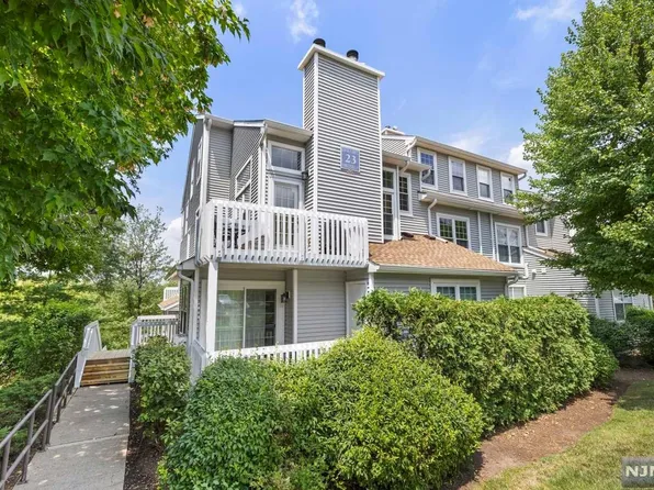 16 Fox Run Dr, Englewood, NJ 07631