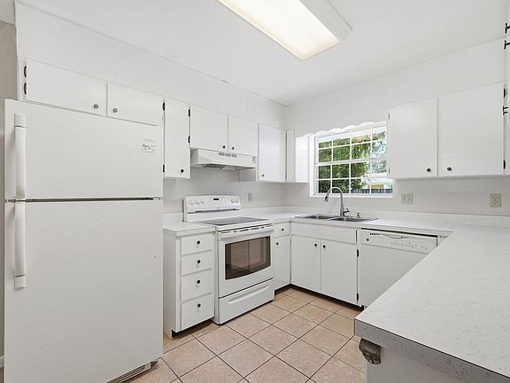 5th image of 33 James Dr
