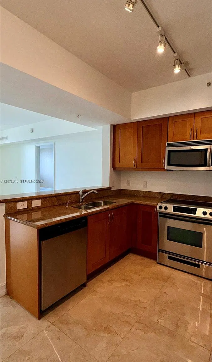 Duo Condominium East — Photo 4