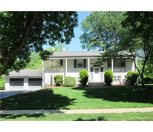 8 Colonial Dr photo 1