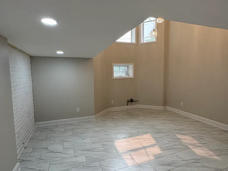 1426 W 81st St — Photo 11