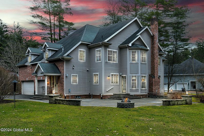 3rd image of 823 Greenthorne Boulevard