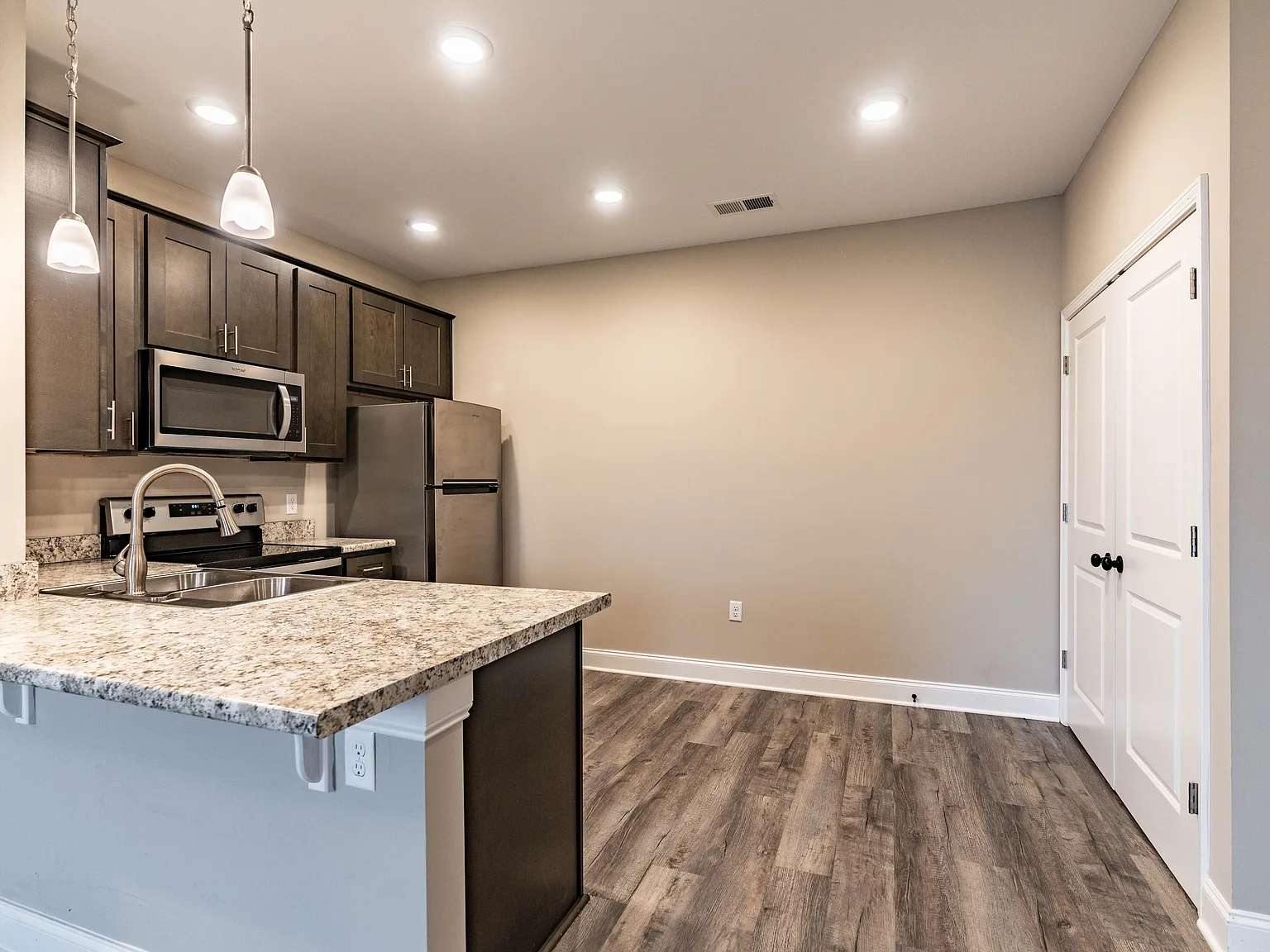 Hillview Commons — Photo 2