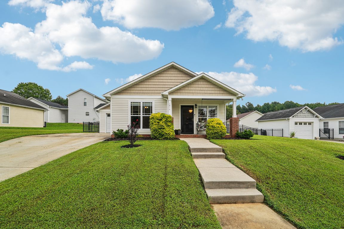 Dewberry Pl-S2308-001.jpg