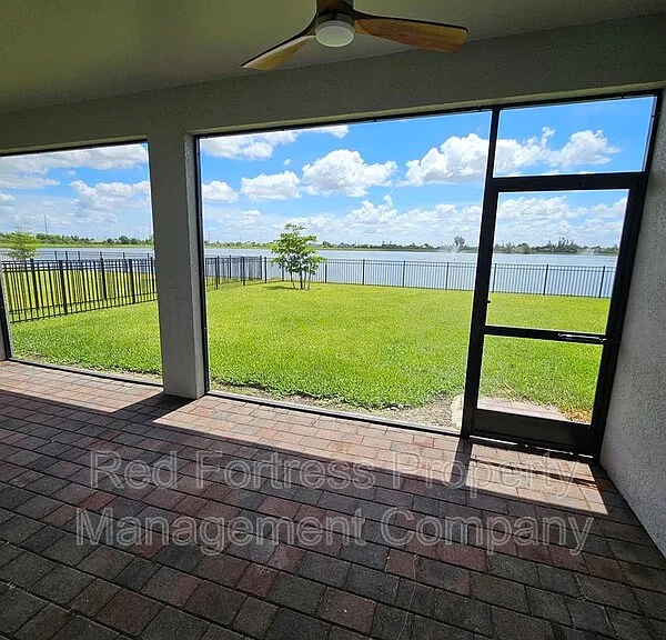 623 Parkshore Lake Ave — Photo 3