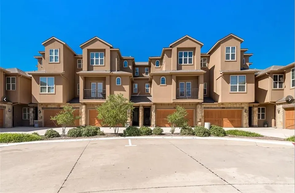 2630 Villa Di Lago Dr