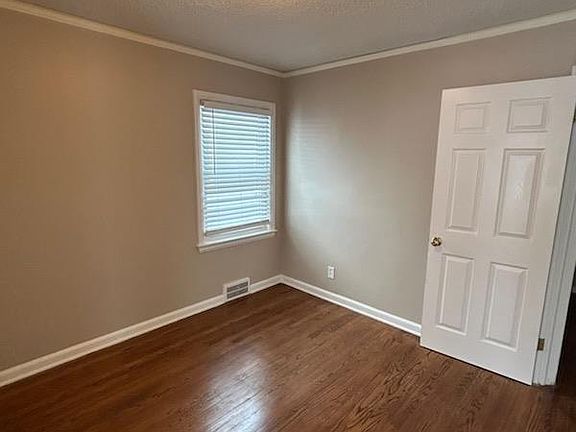 3rd image of 1809 Roslyn Rd