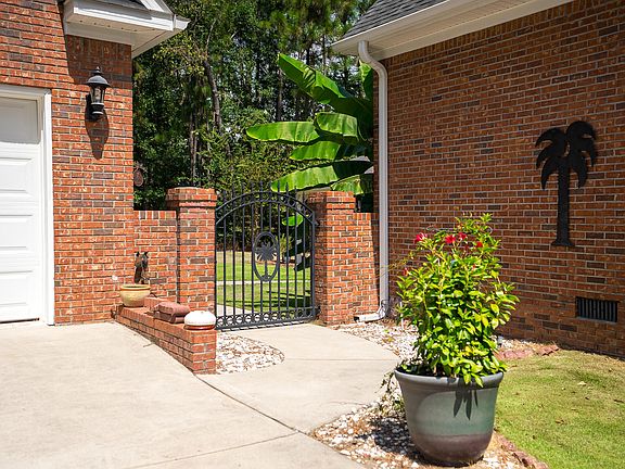 4th image of 228 Saddlebrook Trl