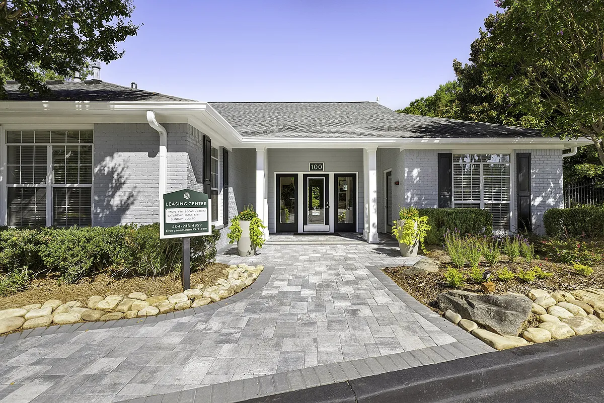 Building Photo - 100 Lenox Park Cir NE