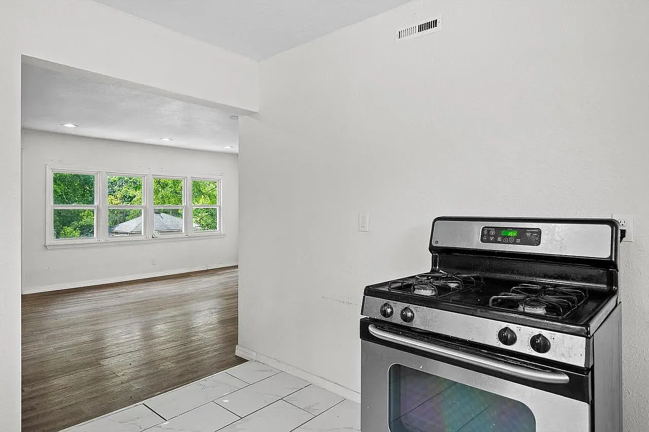 3 bed, 968 sqft, $1,350 — Photo 4
