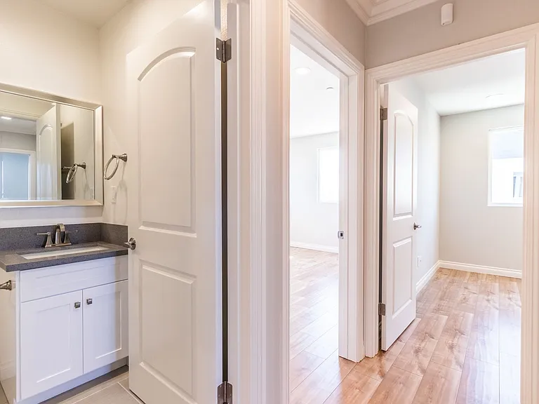 1737 S Longwood Ave — Photo 49