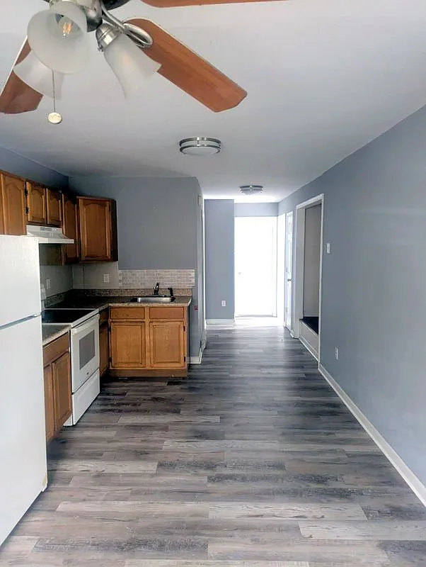 3 bed, 1.0 bath, 1300 sqft, $1,800 — Photo 3