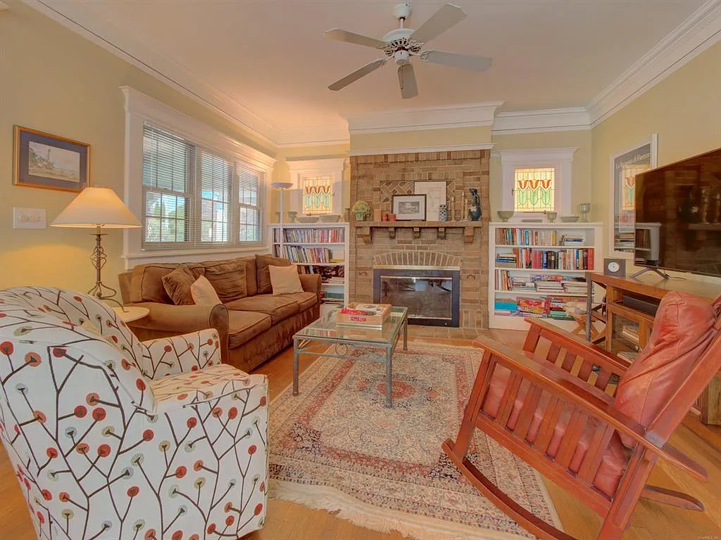 3 bed, 2023 sqft, $3,000 — Photo 3
