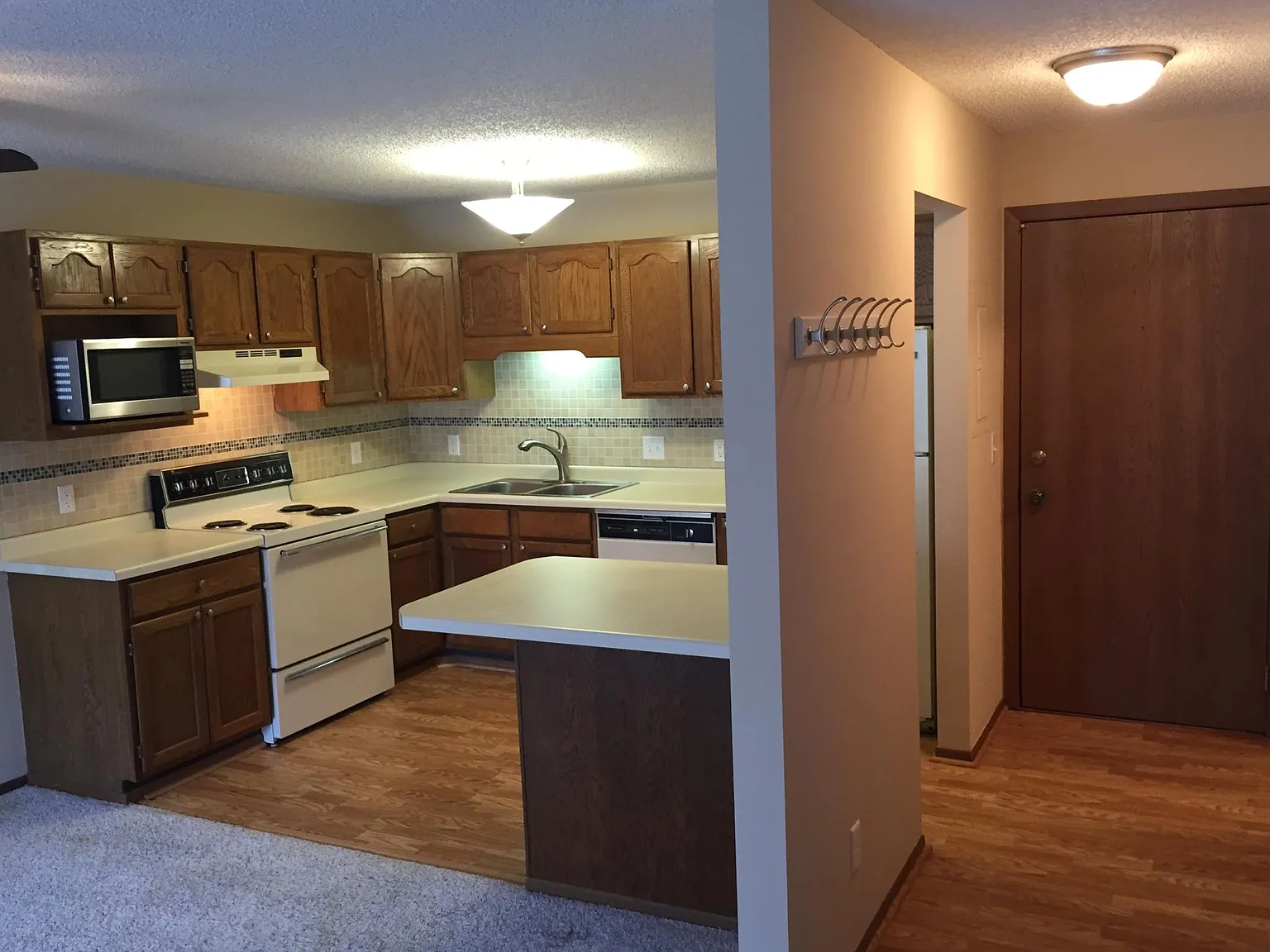 2 bed, 1100 sqft, $1,695 — Photo 2