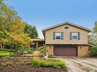6S561 Bridlespur Dr, Naperville, IL 60540