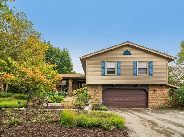 6S561 Bridlespur Dr, Naperville, IL 60540