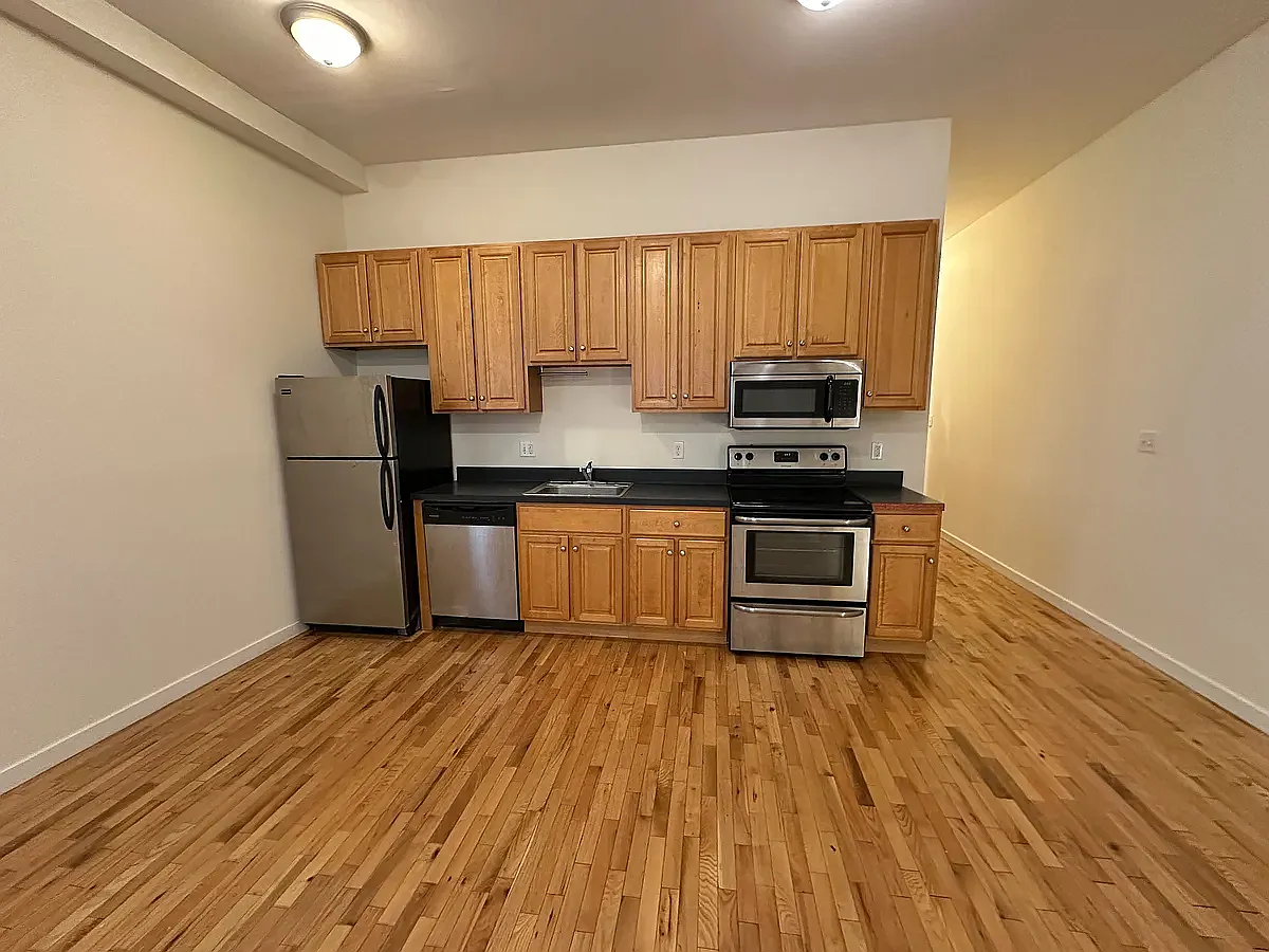 3 bed, 1800 sqft, $2,200 — Photo 2