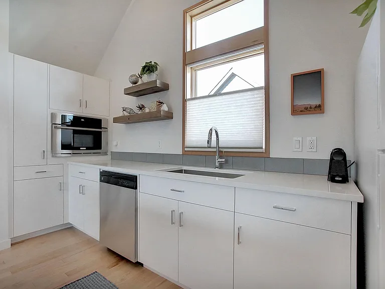 2038 NE Morgan St #B — Photo 4