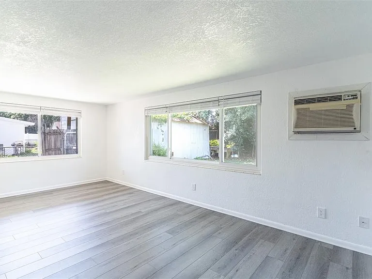 2420 Avenue A NW — Photo 6