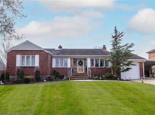 96 Dogwood Ln, New Hyde Park, NY 11040